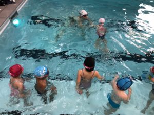 Des cours de natation pour enfants à la piscine BlueNat Rennes pour tous les niveaux.