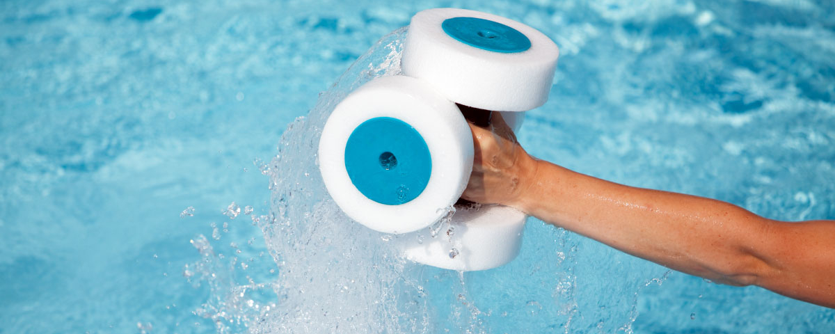 Enfant nageant sous l'eau