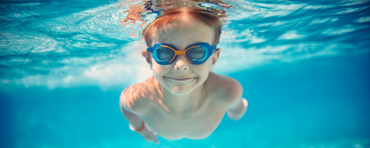 Enfant nageant sous l'eau
