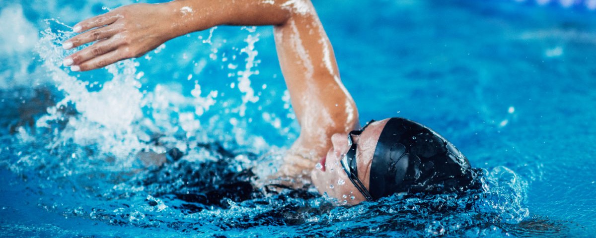 Enfant nageant sous l'eau