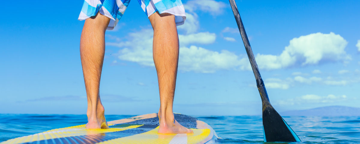 Enfant nageant sous l'eau